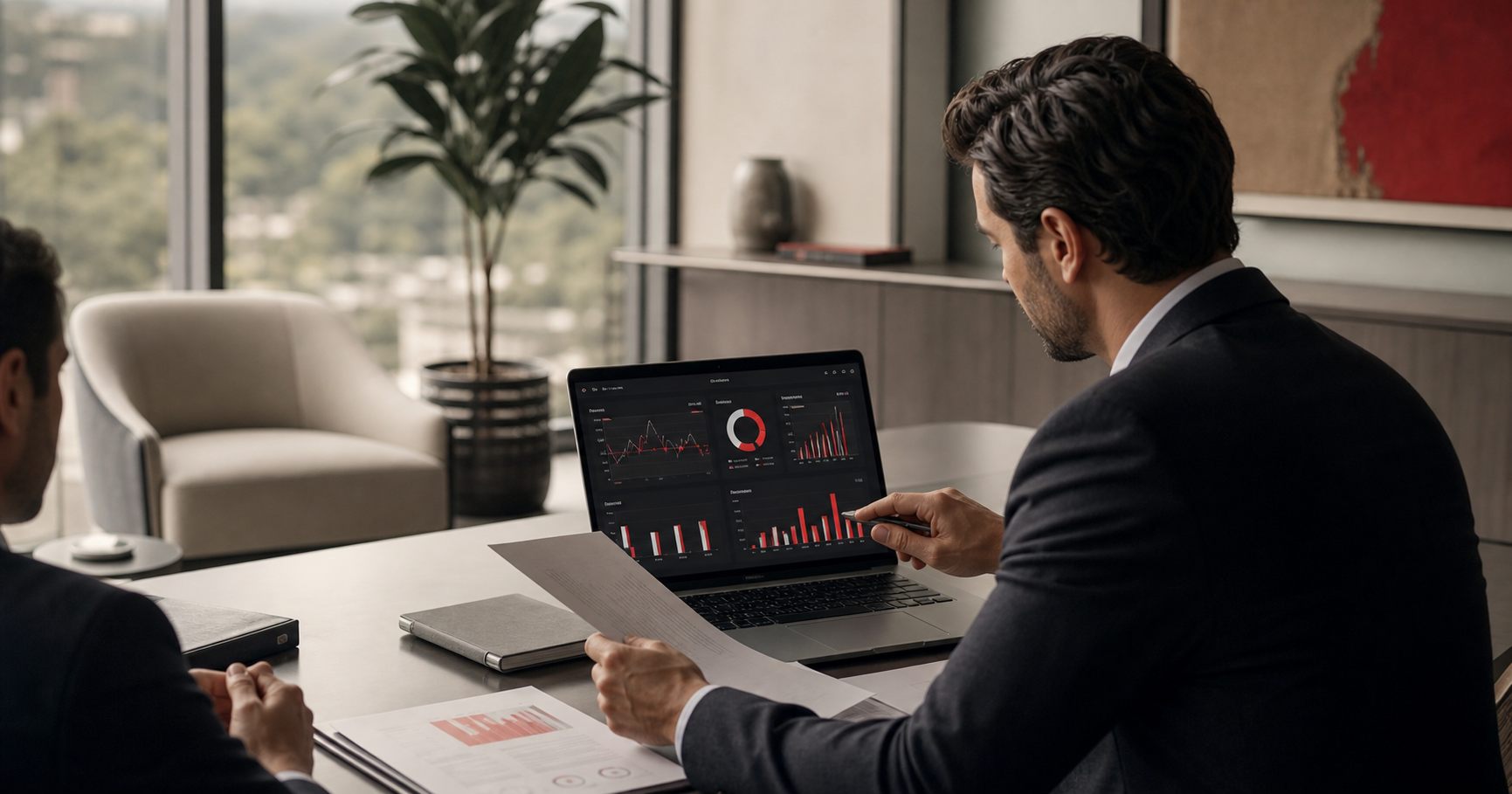 Reunión ejecutiva con dashboard financiero para toma de decisiones